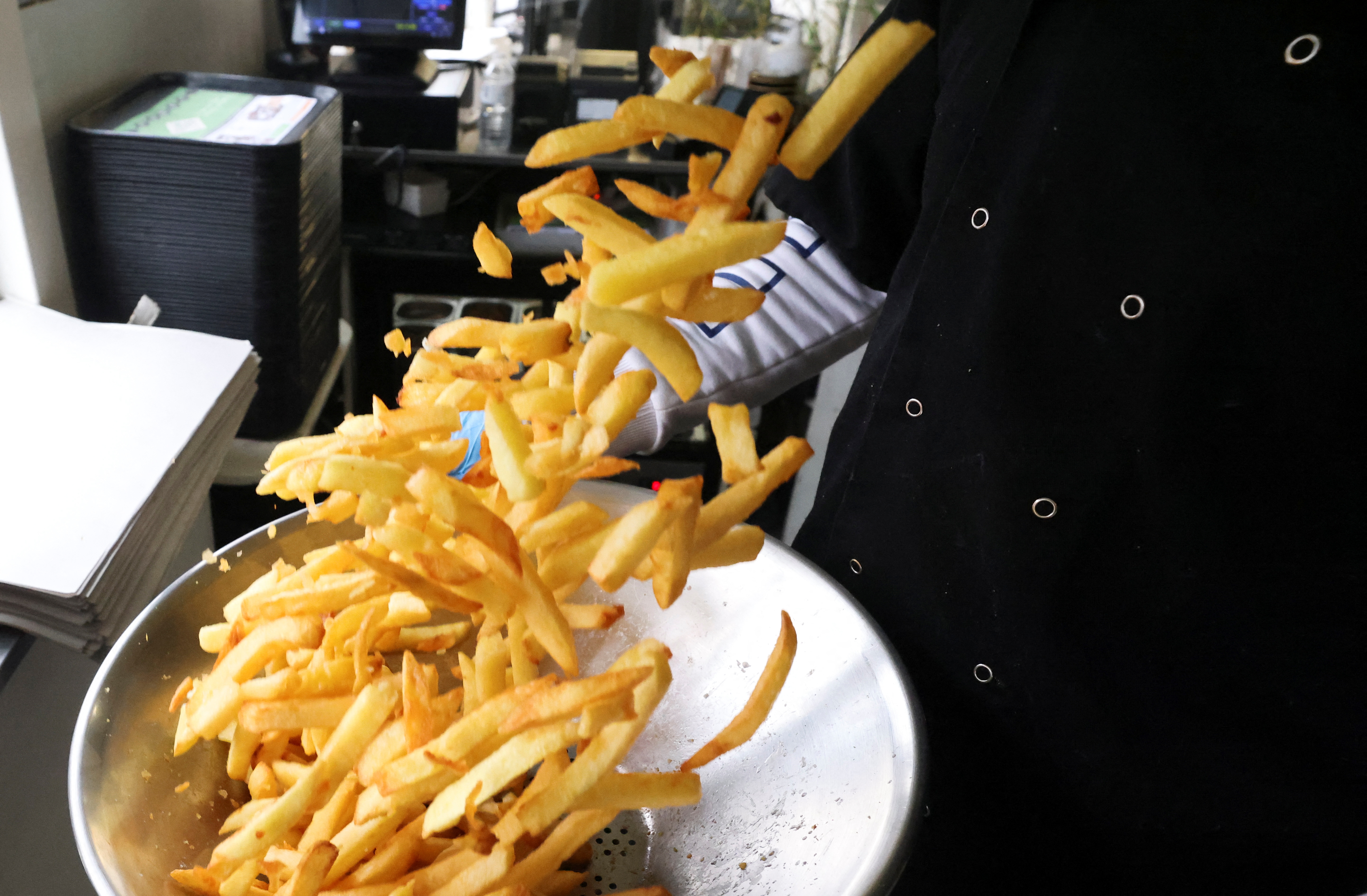 Man from Belgium fries 150 hours non-stop for charity: world record pulverised by a country mile